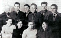 Працівники ПМК-149 (у верхньому ряду другий зліва - директор Т.Гавран, перший зліва - підпільний греко-католицький священник Лаврентій Шкредко)