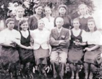Педколектив Маріямпільської семирічної школи (в центрі у першому ряду - директор К.Монастирський, в другому ряду третя зліва - Я.Семенович). 1947р.